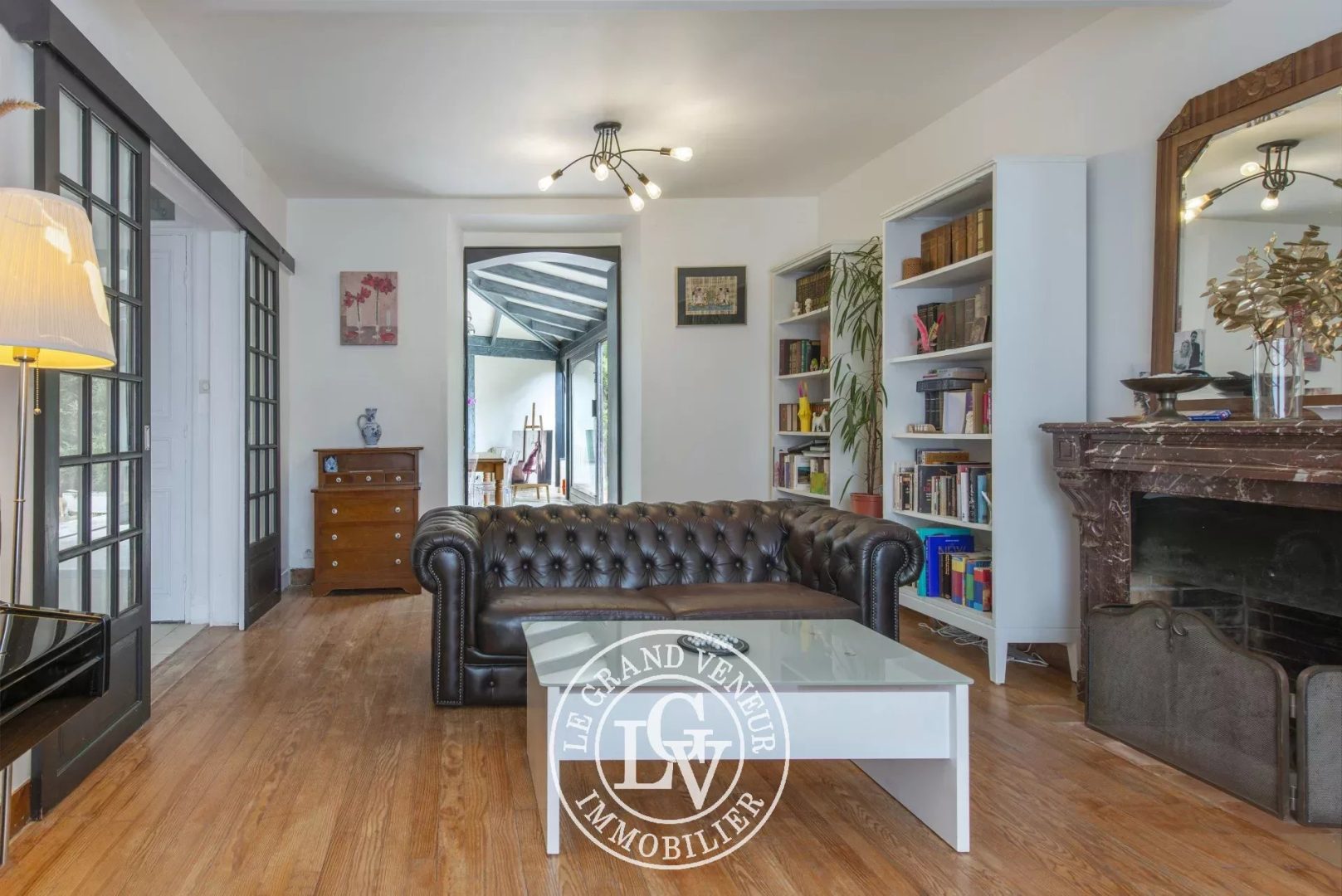 FONTAINEBLEAU – MAISON FAMILIALE DE 133 M² AVEC DÉPENDANCE AMÉNAGÉE DE 27 M² ET JARDIN