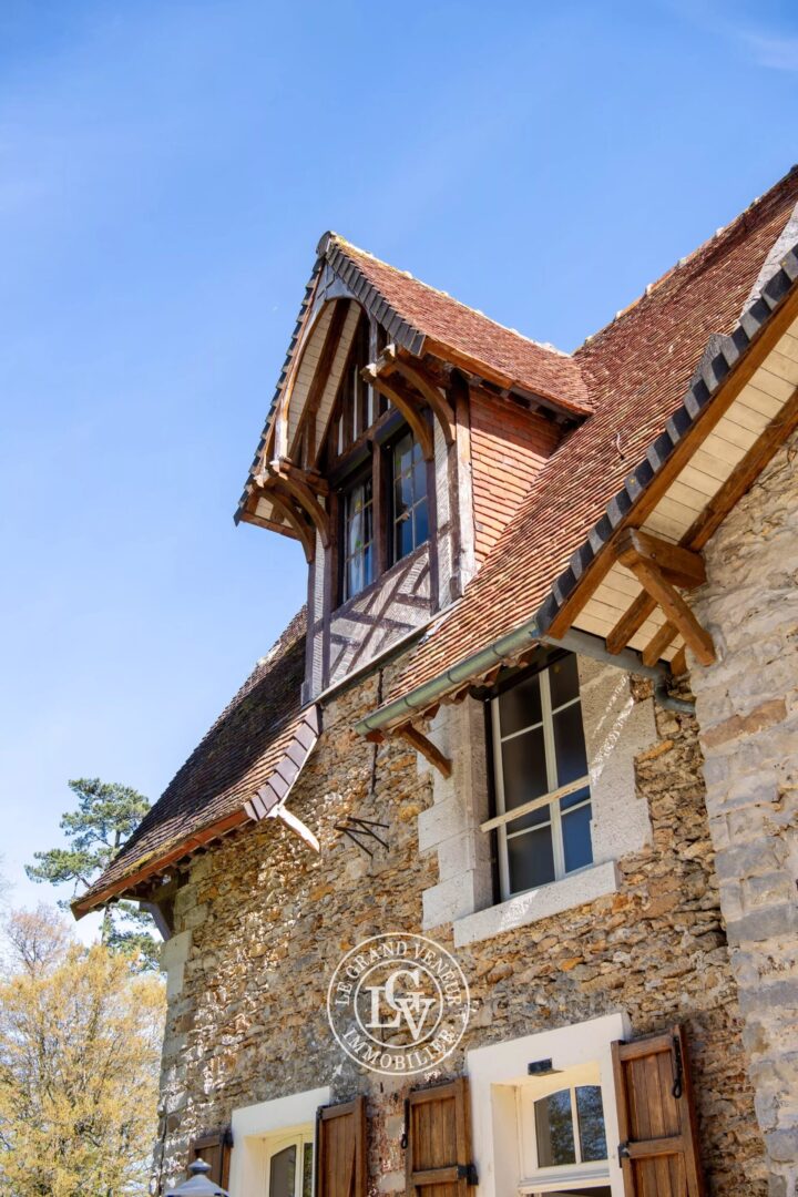 DEMEURE DE CHARME – 6 CHAMBRES – BUREAU – 3 SALLES DE BAINS – PISCINE – TENNIS- PARC PAYSAGER DE 24 500M²