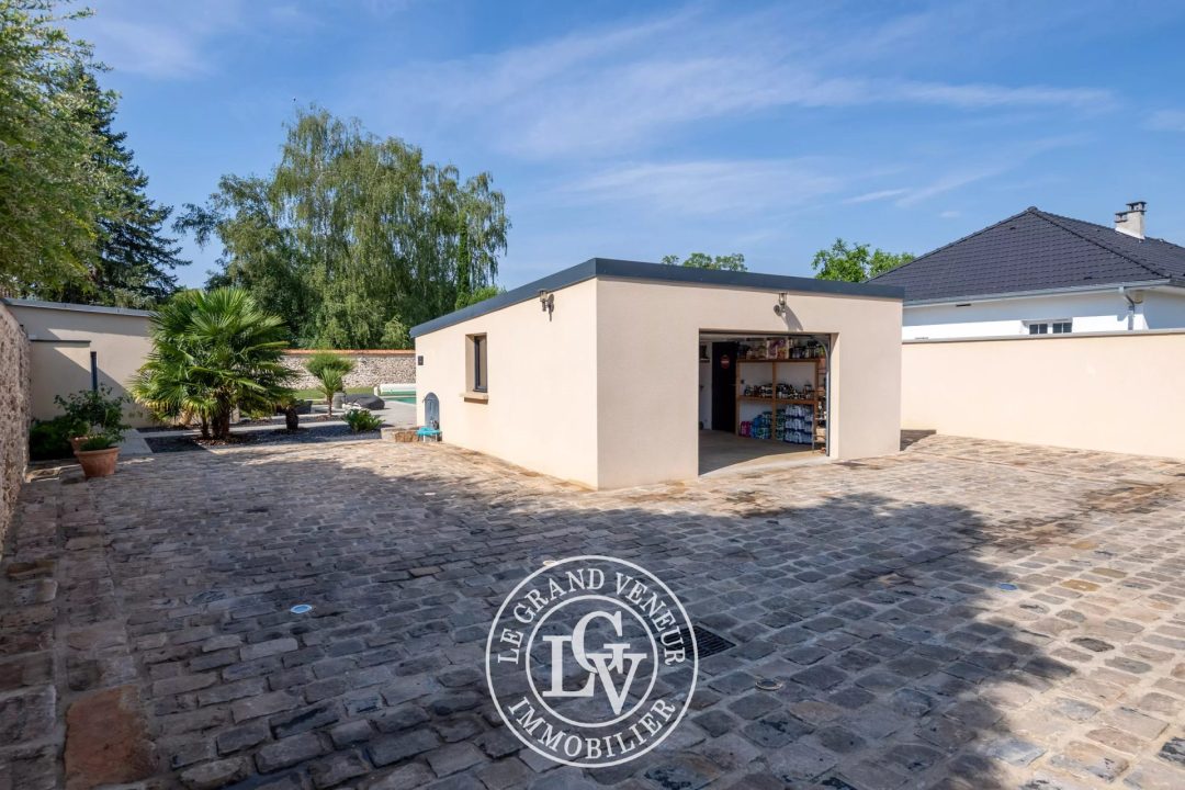 À SAINT-SAUVEUR-SUR-ÉCOLE- PROPRIÉTÉ TRADITIONNELLE ET DÉPENDANCE – 4 CHAMBRES – GARAGE DOUBLE – CAVE – PISCINE – JARDIN PAYSAGER