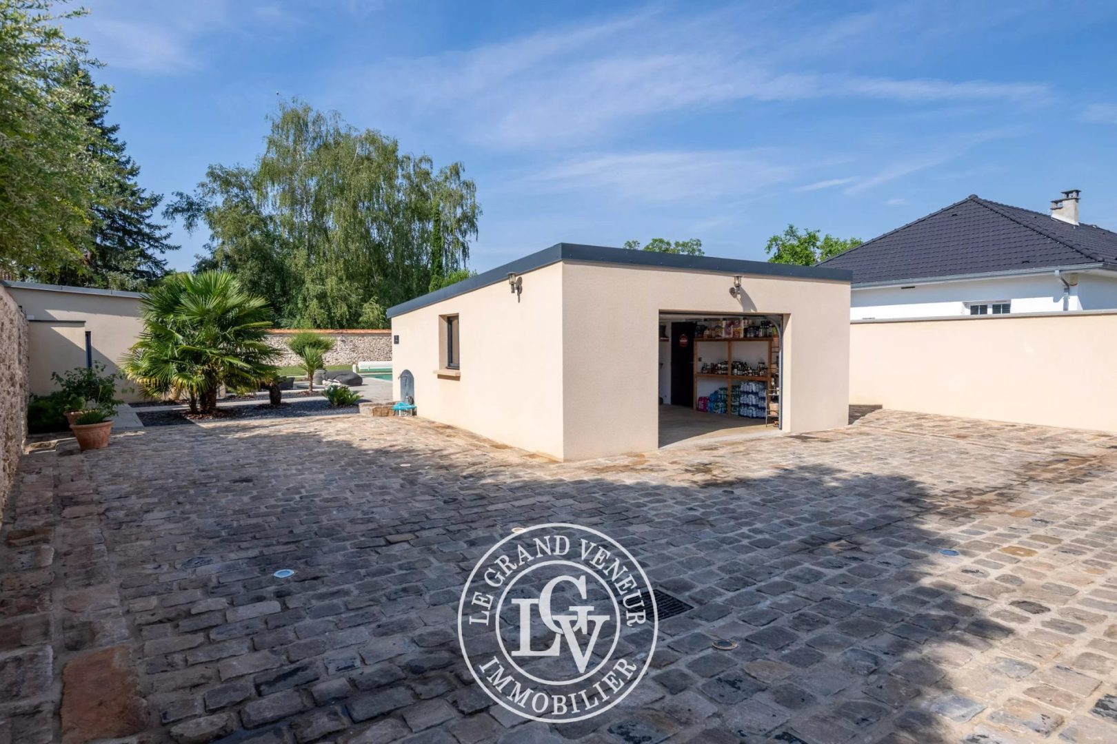 À SAINT-SAUVEUR-SUR-ÉCOLE- PROPRIÉTÉ TRADITIONNELLE ET DÉPENDANCE – 4 CHAMBRES – GARAGE DOUBLE – CAVE – PISCINE – JARDIN PAYSAGER