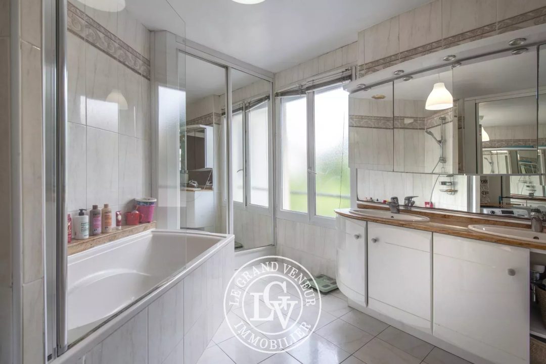 FONTAINEBLEAU – MAISON FAMILIALE DE 133 M² AVEC DÉPENDANCE AMÉNAGÉE DE 27 M² ET JARDIN