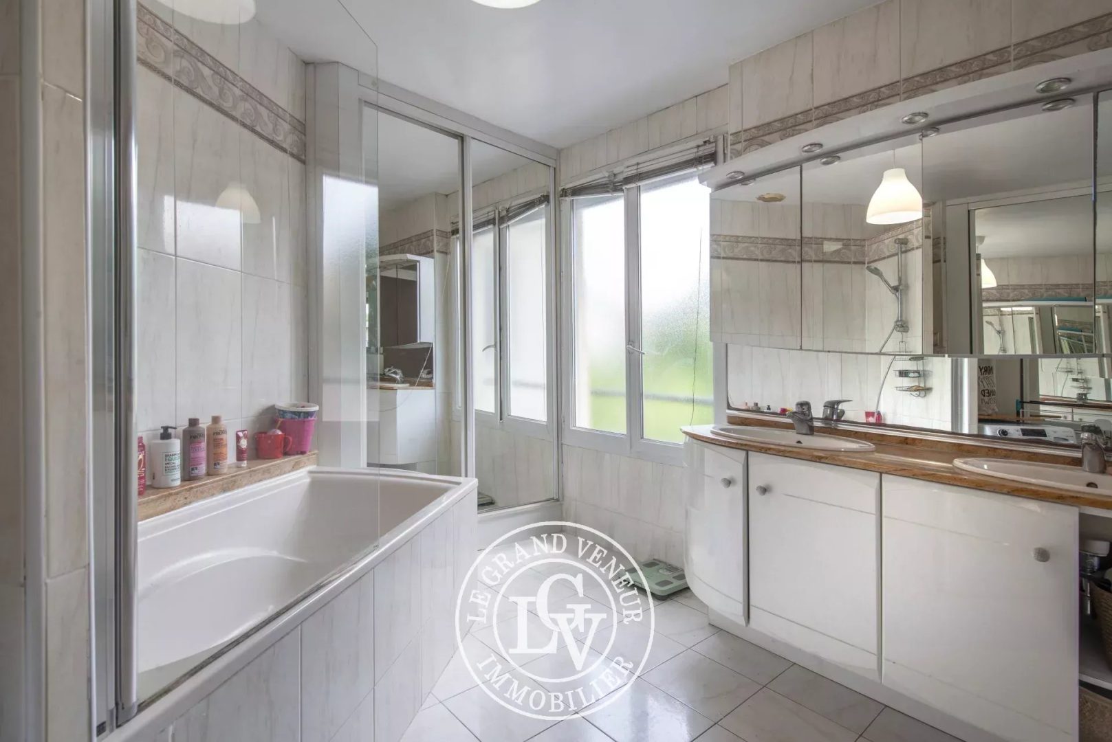 FONTAINEBLEAU – MAISON FAMILIALE DE 133 M² AVEC DÉPENDANCE AMÉNAGÉE DE 27 M² ET JARDIN