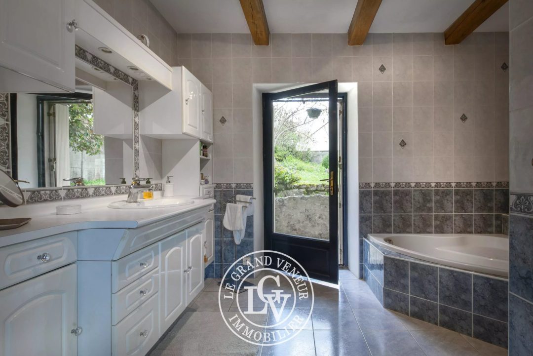 SOUS PROMESSE – CHARMANTE MAISON EN PIERRE ET SON JARDIN BUCCOLIQUE