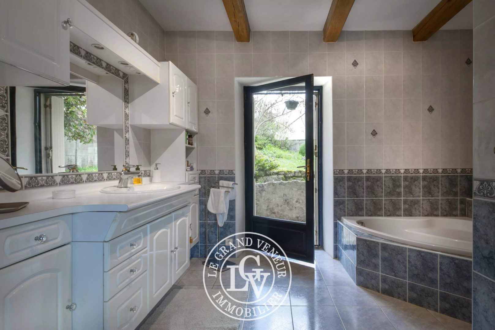 SOUS PROMESSE – CHARMANTE MAISON EN PIERRE ET SON JARDIN BUCCOLIQUE
