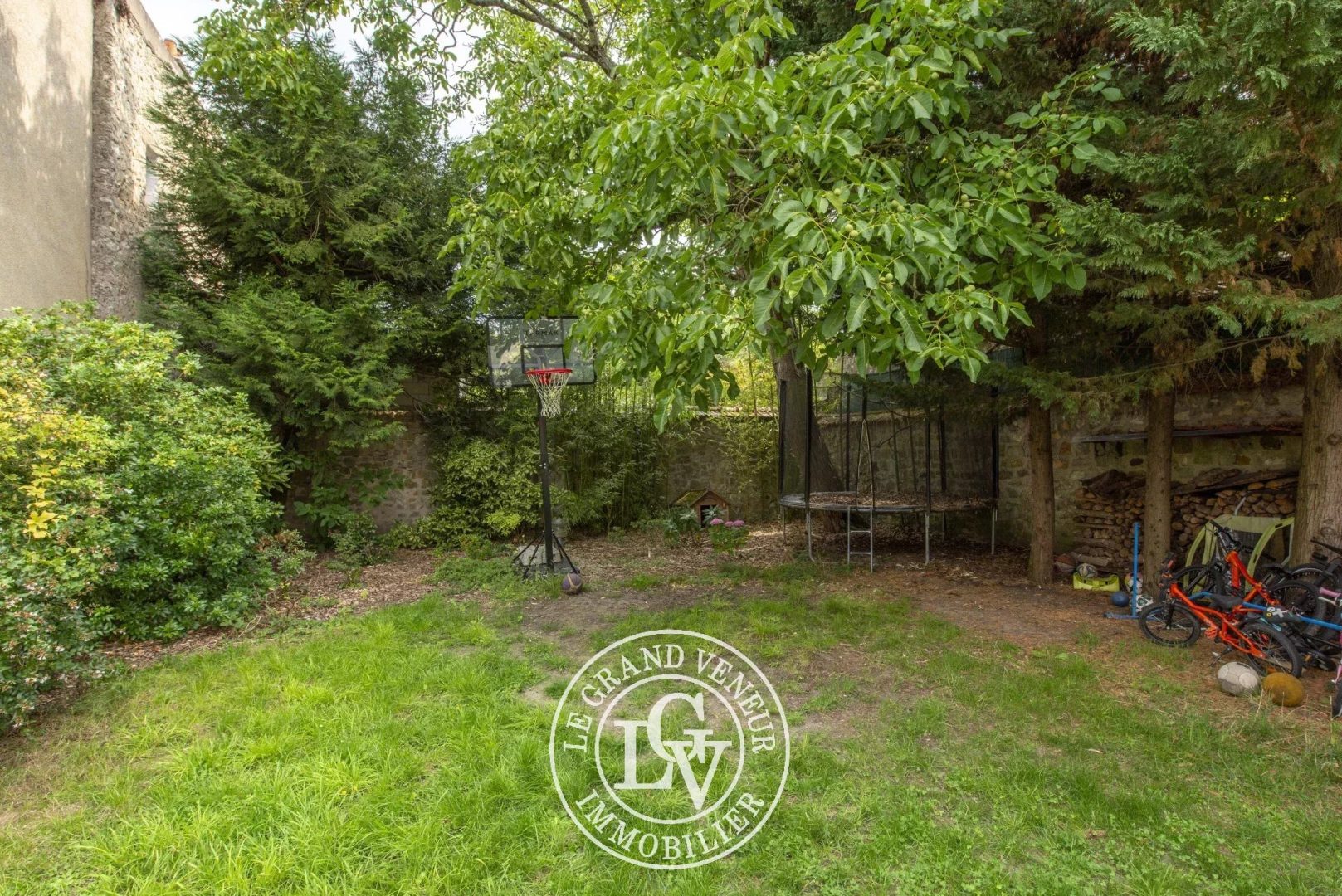 FONTAINEBLEAU – MAISON FAMILIALE DE 133 M² AVEC DÉPENDANCE AMÉNAGÉE DE 27 M² ET JARDIN