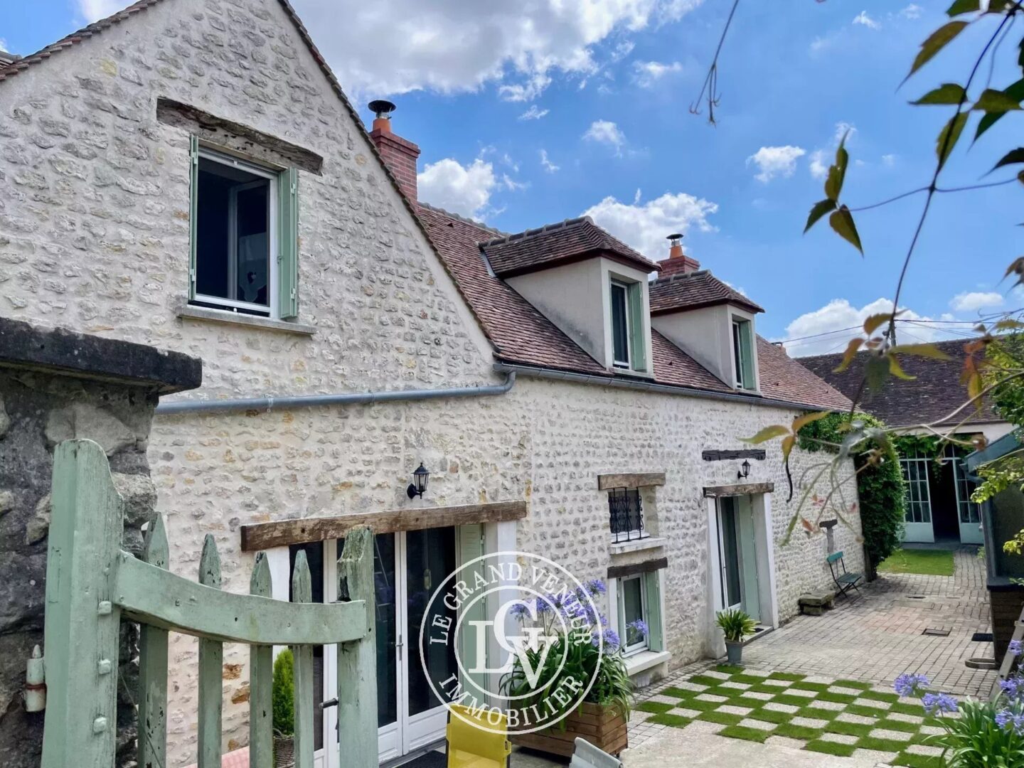 PROCHE FONTAINEBLEAU – À FROMONT – AUTHENTIQUE PROPRIÉTÉ DE 285M²- 7 CHAMBRES AVEC GÎTE INDÉPENDANT ET BUREAU/ATELIER, ÉDIFIÉE SUR PARC CLOS ET PAYSAGER DE 1994M²