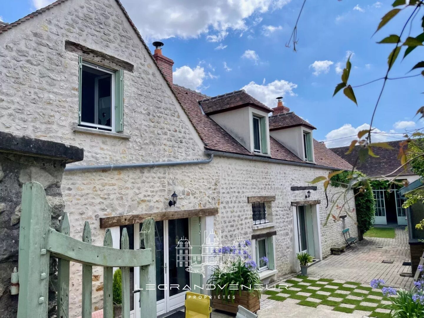 PROCHE NEMOURS – À FROMONT – AUTHENTIQUE PROPRIÉTÉ DE 285M²- 7 CHAMBRES AVEC GÎTE INDÉPENDANT ET BUREAU/ATELIER, ÉDIFIÉE SUR PARC CLOS ET PAYSAGER DE 1994M²
