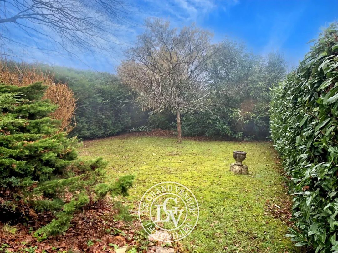MAISON DE PLAIN PIED SUR SOUS SOL TOTAL ET JARDIN PAYSAGÉ DE 693M² – 700M À PIEDS DE LA GARE