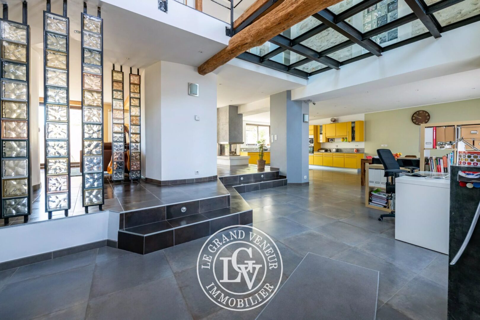 SAMOIS SUR SEINE – MAISON DE VILLAGE REPENSÉE EN STYLE « LOFT » DE 250 M²