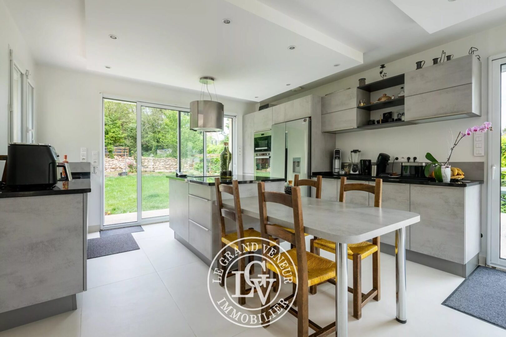 À 8MN DE MELUN – VILLA CONTEMPORAINE DE 205M² – 6 CHAMBRES – SOUS SOL TOTAL – JARDIN PAYSAGER DE 1045M²
