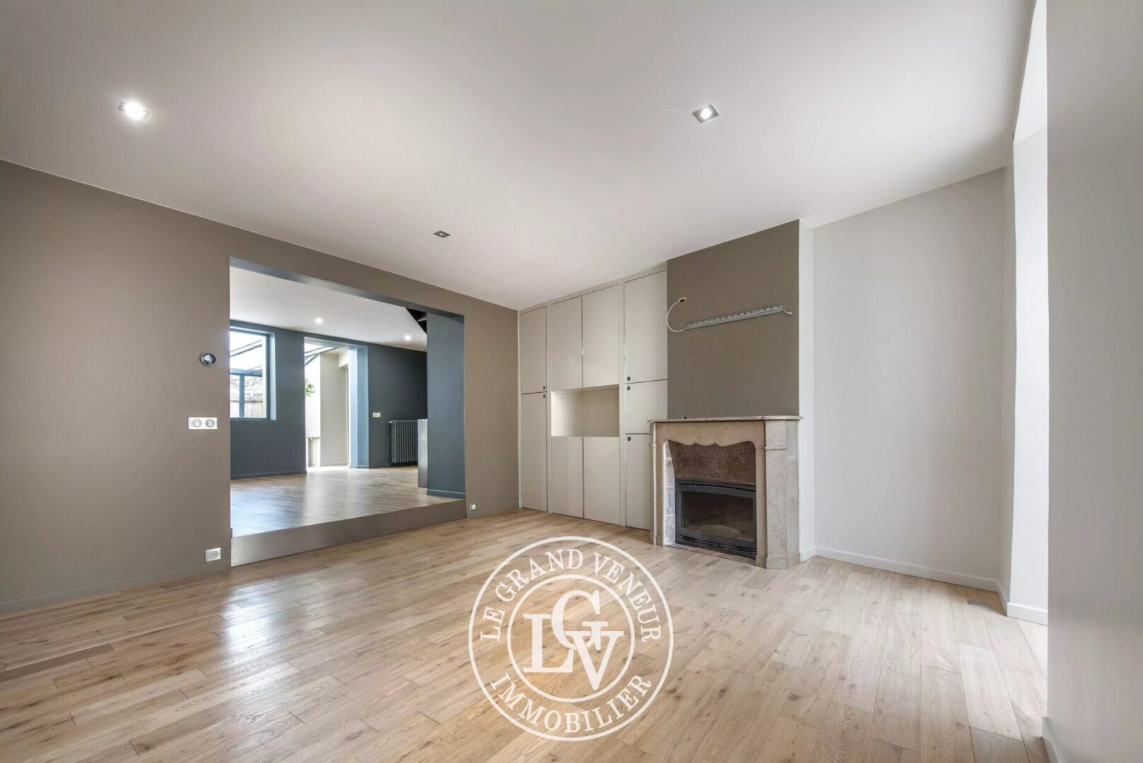 FONTAINEBLEAU – APPARTEMENT SPACIEUX DE 182 M² AVEC PATIO