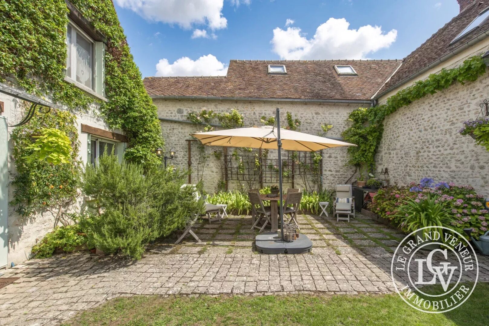 PROCHE NEMOURS – À FROMONT – AUTHENTIQUE PROPRIÉTÉ DE 285M²- 7 CHAMBRES AVEC GÎTE INDÉPENDANT ET BUREAU/ATELIER, ÉDIFIÉE SUR PARC CLOS ET PAYSAGER DE 1994M²