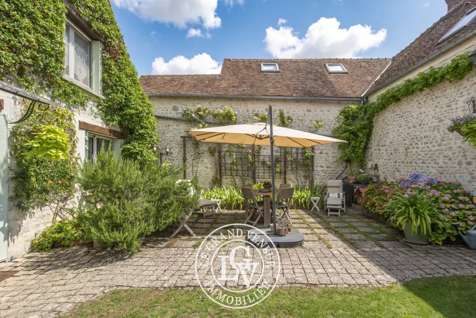 PROCHE FONTAINEBLEAU – À FROMONT – AUTHENTIQUE PROPRIÉTÉ DE 285M²- 7 CHAMBRES AVEC GÎTE INDÉPENDANT ET BUREAU/ATELIER,  ÉDIFIÉE SUR PARC CLOS ET PAYSAGER DE 1994M²