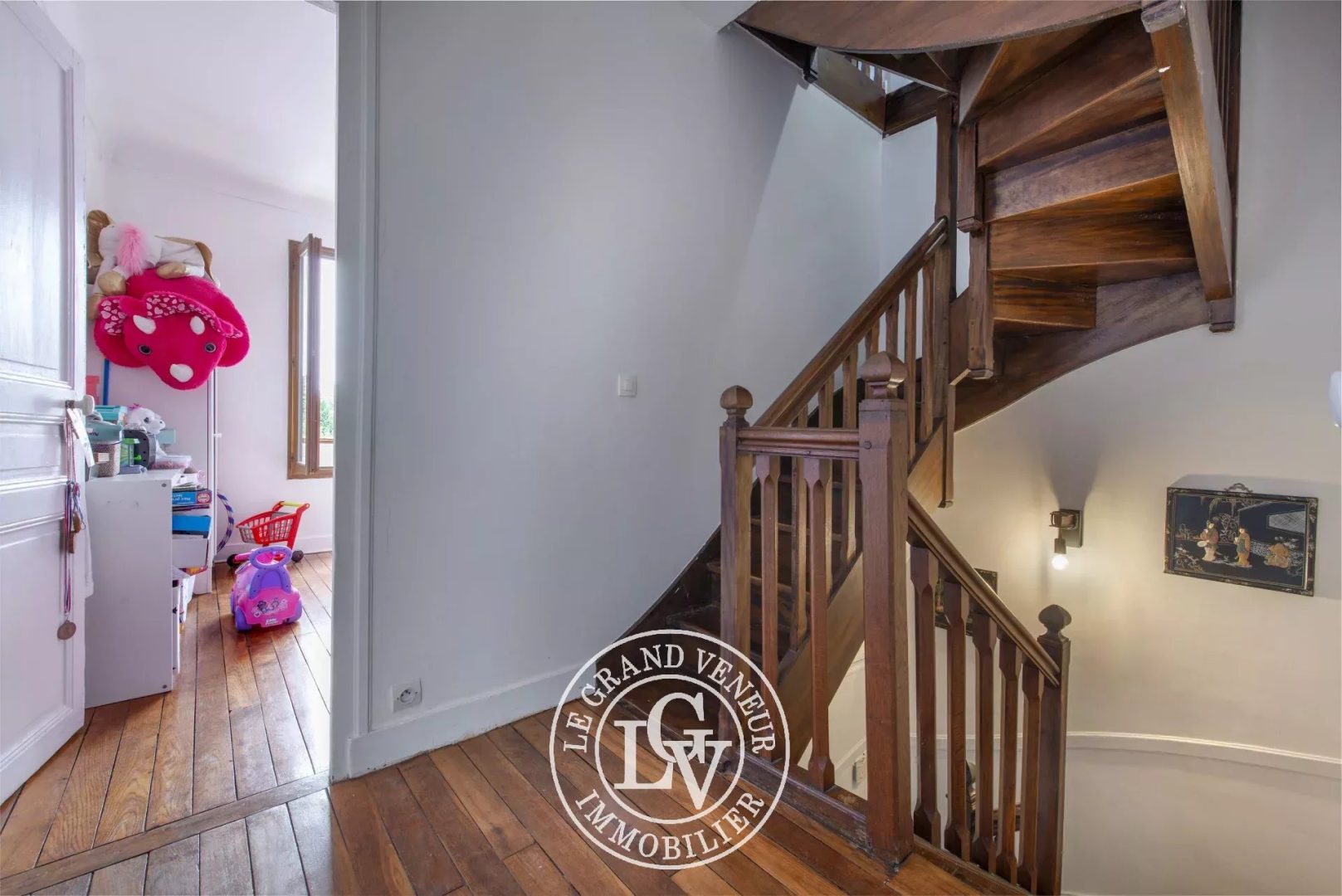 FONTAINEBLEAU – MAISON FAMILIALE DE 133 M² AVEC DÉPENDANCE AMÉNAGÉE DE 27 M² ET JARDIN