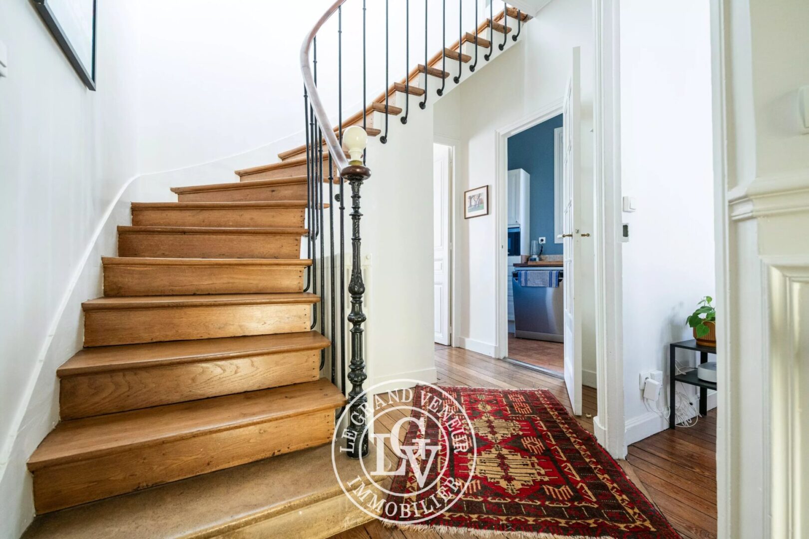 FONTAINEBLEAU – MAISON DE VILLE RÉNOVÉE DE 98M2 –  4 CHAMBRES, TERRASSE, À DEUX PAS DU CENTRE