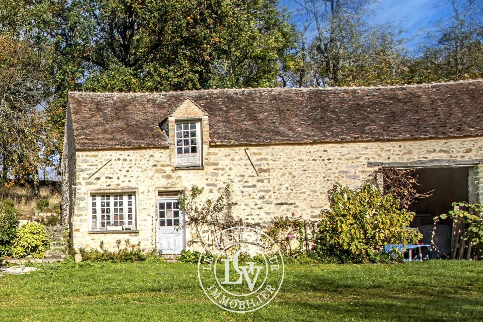 PROCHE FONTAINEBLEAU – DORMELLES – MAISON DE CHARME ET SA GRANGE SUR UN GRAND TERRAIN DE 3 600 M²