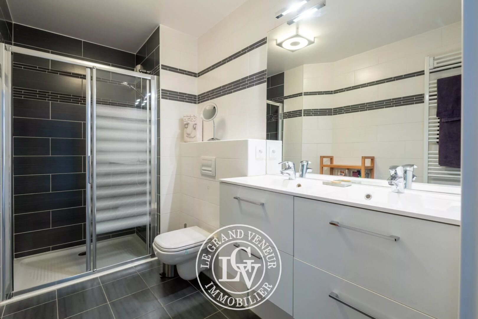FONTAINEBLEAU – ÉLÉGANT APPARTEMENT DE 93M2 AVEC TERRASSE, JARDIN ET STATIONNEMENT PRIVATIFS DANS RÉSIDENCE RÉCENTE ET SÉCURISÉE – 2 CHAMBRES