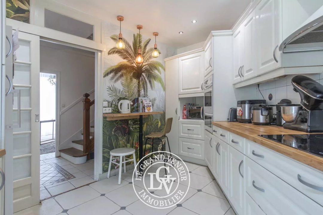 FONTAINEBLEAU – MAISON FAMILIALE DE 133 M² AVEC DÉPENDANCE AMÉNAGÉE DE 27 M² ET JARDIN