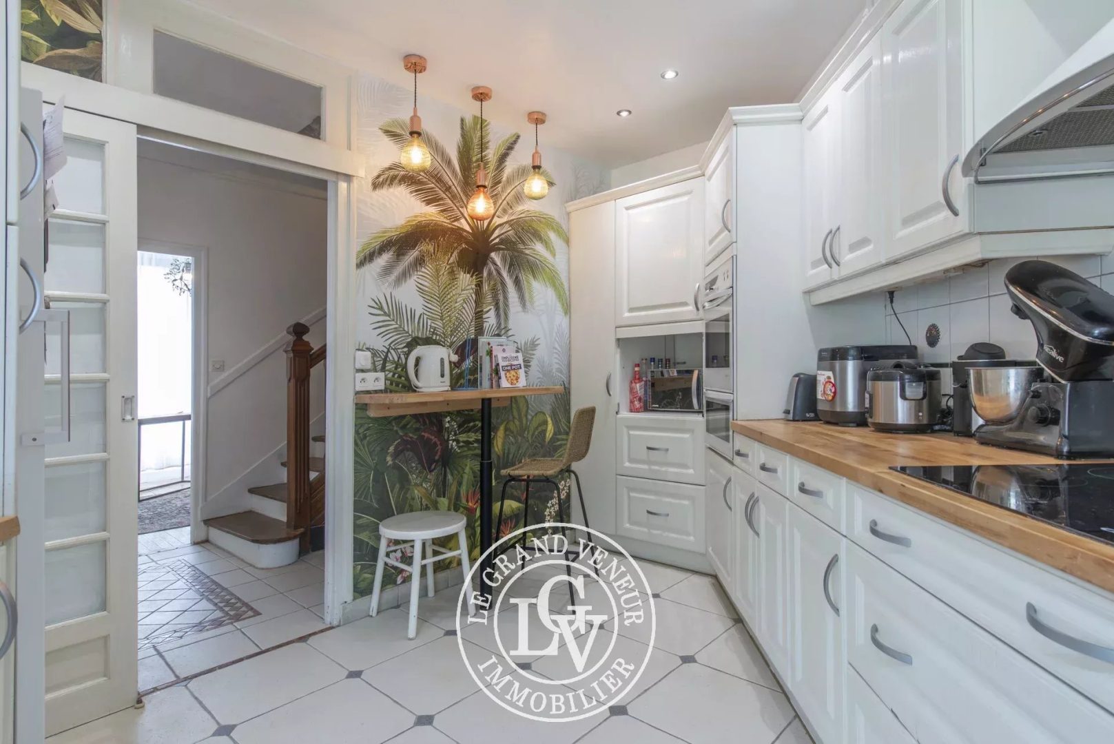 FONTAINEBLEAU – MAISON FAMILIALE DE 133 M² AVEC DÉPENDANCE AMÉNAGÉE DE 27 M² ET JARDIN