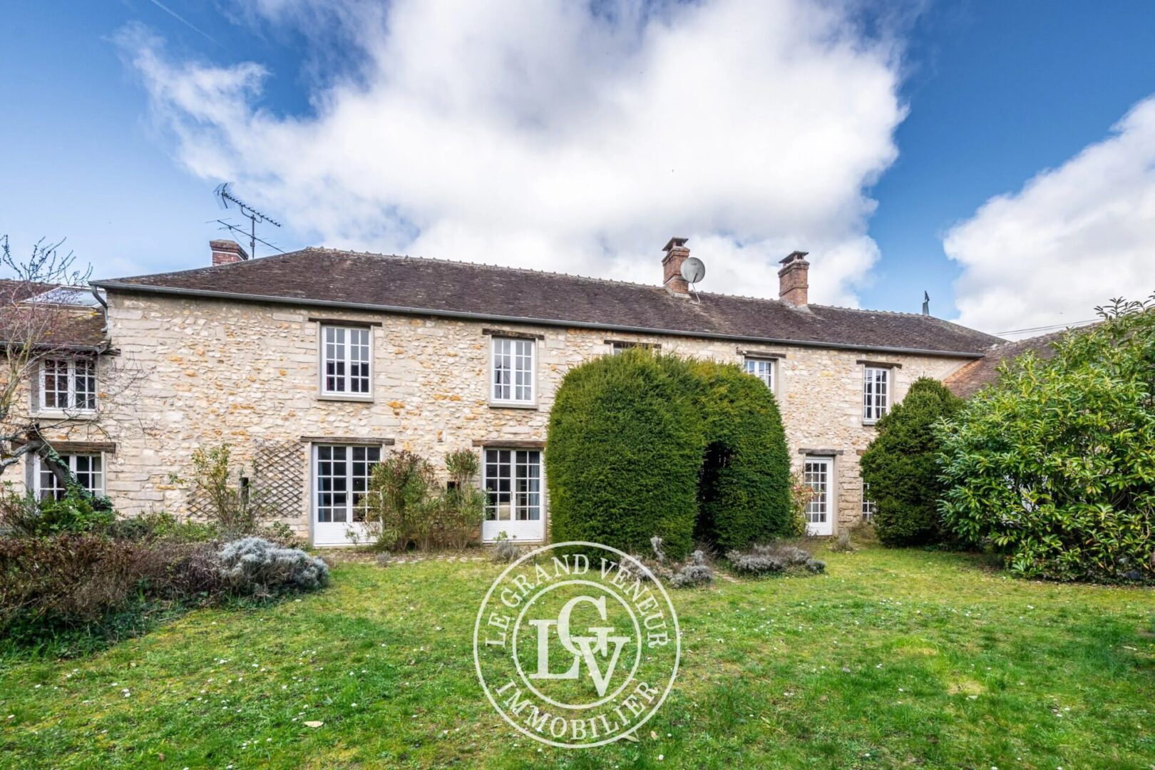 4MN DE BARBIZON – À PERTHES-EN-GÂTINAIS- AUTHENTIQUE LONGÈRE 386M² – GRANGE 100M² AU SOL – CAVE VOUTÉE – JARDIN CLOS 2000M²