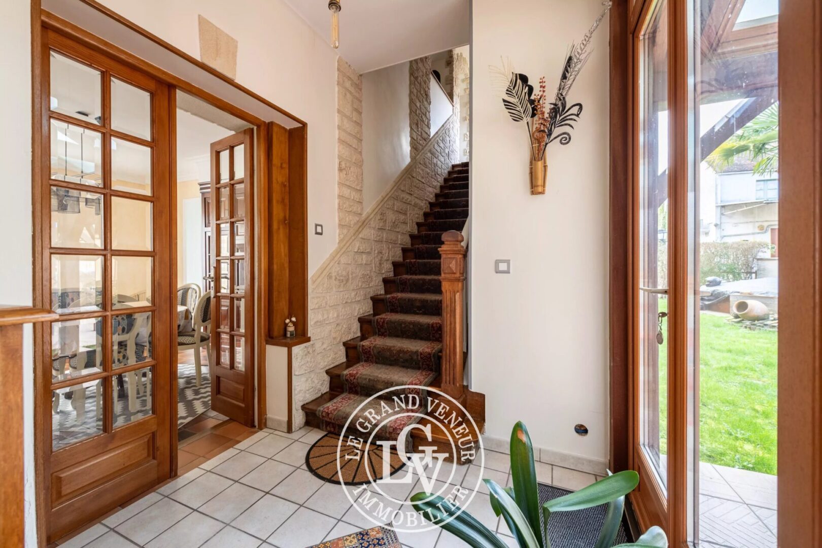 PROCHE MILLY LA FORÊT – ENSEMBLE IMMOBILIER MIXTE : MAISON D&rsquo;HABITATION – LOCAUX PROFESSIONNELS – BUREAUX – GARAGES – SOIT 1015M² DE SURFACES EXPLOITABLES
