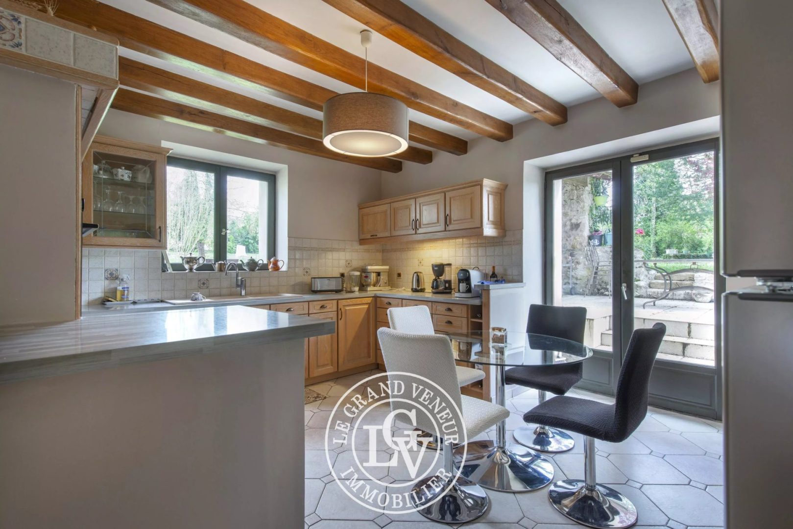 SOUS PROMESSE – CHARMANTE MAISON EN PIERRE ET SON JARDIN BUCCOLIQUE