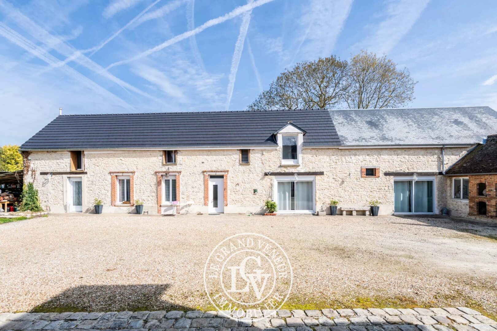 20 MIN DE NEMOURS – À BEAUMONT DU GATINAIS – PROPRIÉTÉ COMPRENANT DEUX LONGÈRES RÉNOVÉES – 8 CHAMBRES- 7 325 M² DE TERRAIN