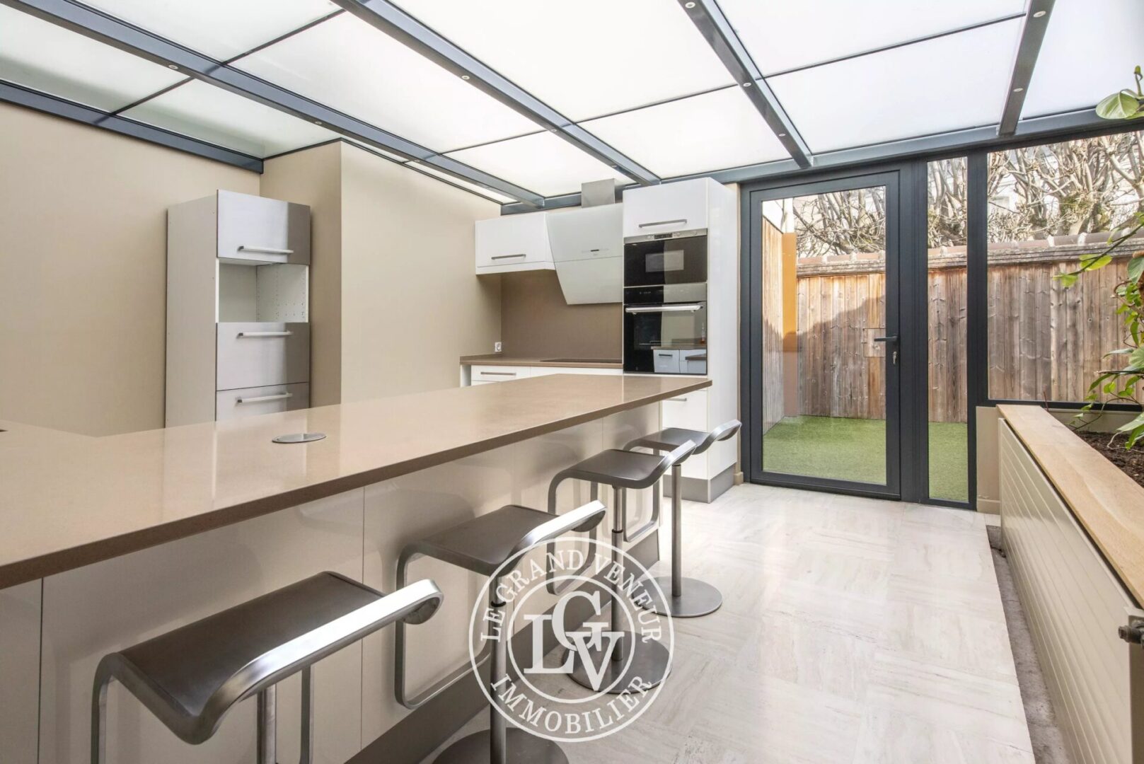 FONTAINEBLEAU – APPARTEMENT SPACIEUX DE 182 M² AVEC PATIO