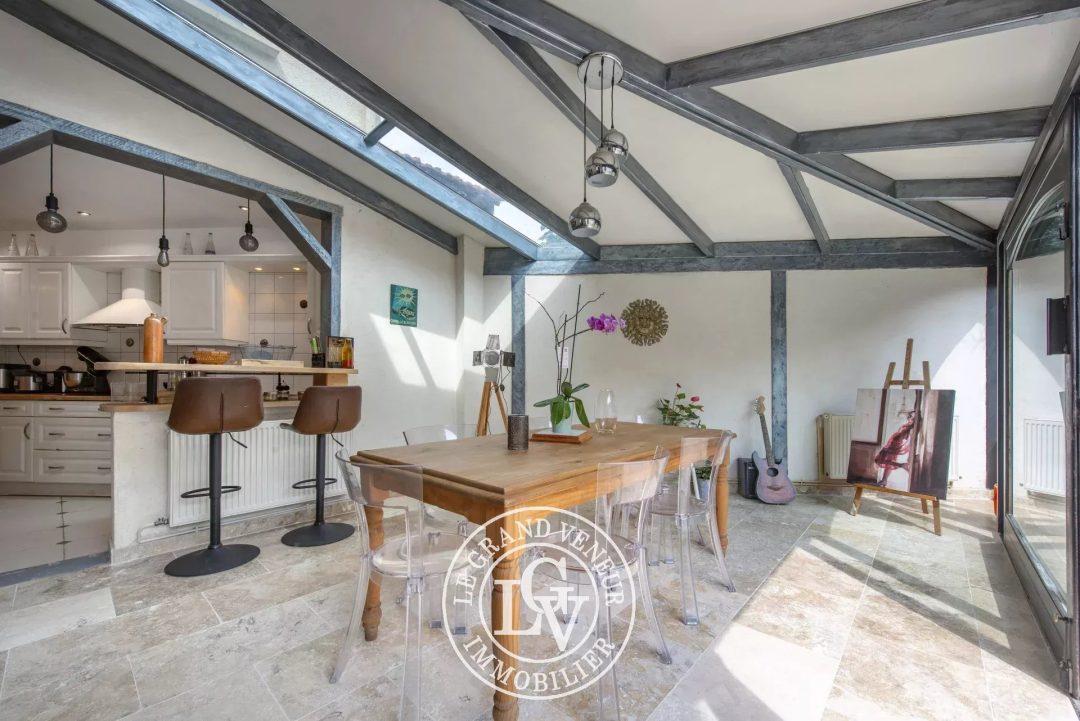 FONTAINEBLEAU – MAISON FAMILIALE DE 133 M² AVEC DÉPENDANCE AMÉNAGÉE DE 27 M² ET JARDIN