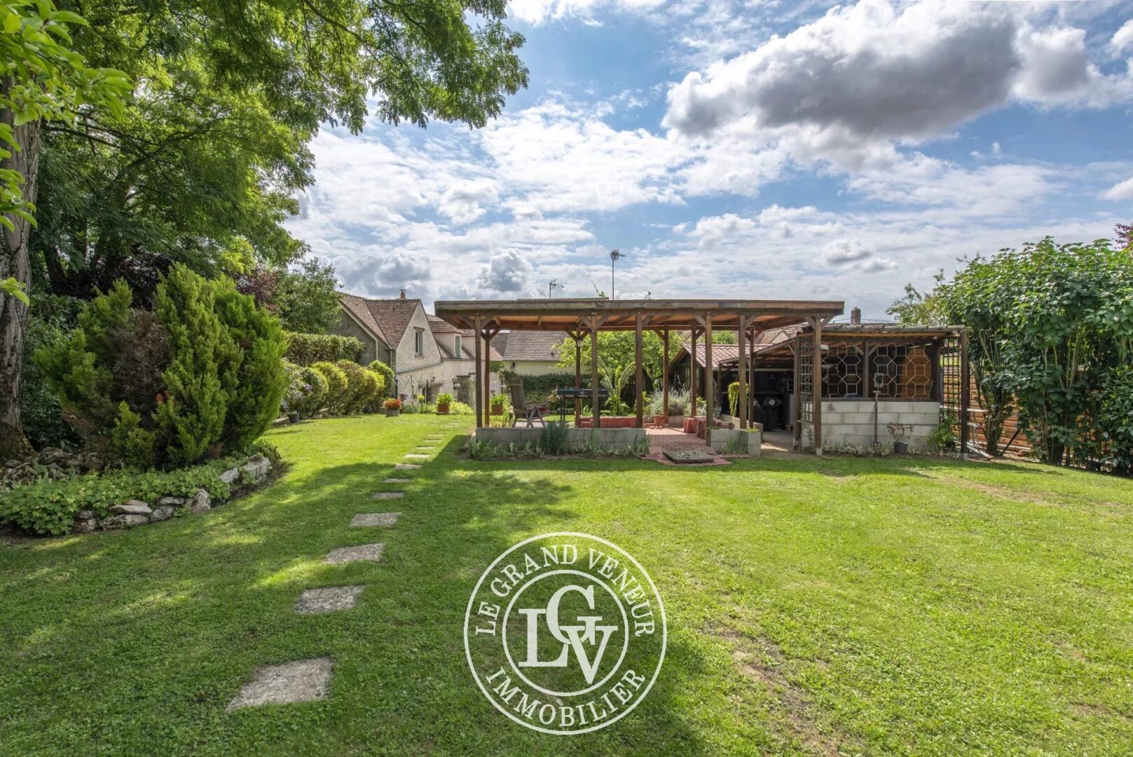 PROCHE FONTAINEBLEAU – À FROMONT – AUTHENTIQUE PROPRIÉTÉ DE 285M²- 7 CHAMBRES AVEC GÎTE INDÉPENDANT ET BUREAU/ATELIER,  ÉDIFIÉE SUR PARC CLOS ET PAYSAGER DE 1994M²