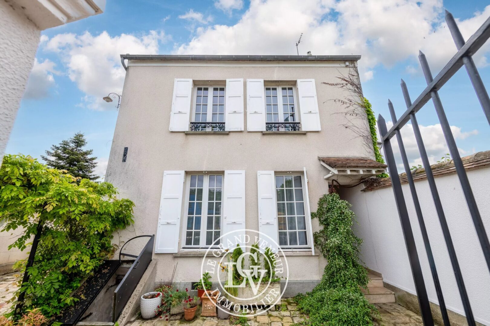 AVON – A PROXIMITÉ DE LA FORÊT – MAISON FAMILIALE DE 118M2 AVEC DÉPENDANCE