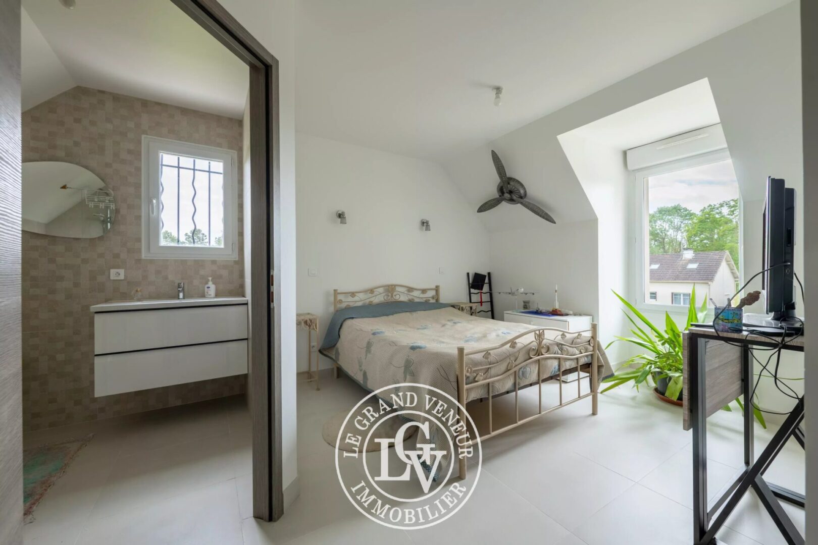 À 8MN DE MELUN – VILLA CONTEMPORAINE DE 205M² – 6 CHAMBRES – SOUS SOL TOTAL – JARDIN PAYSAGER DE 1045M²
