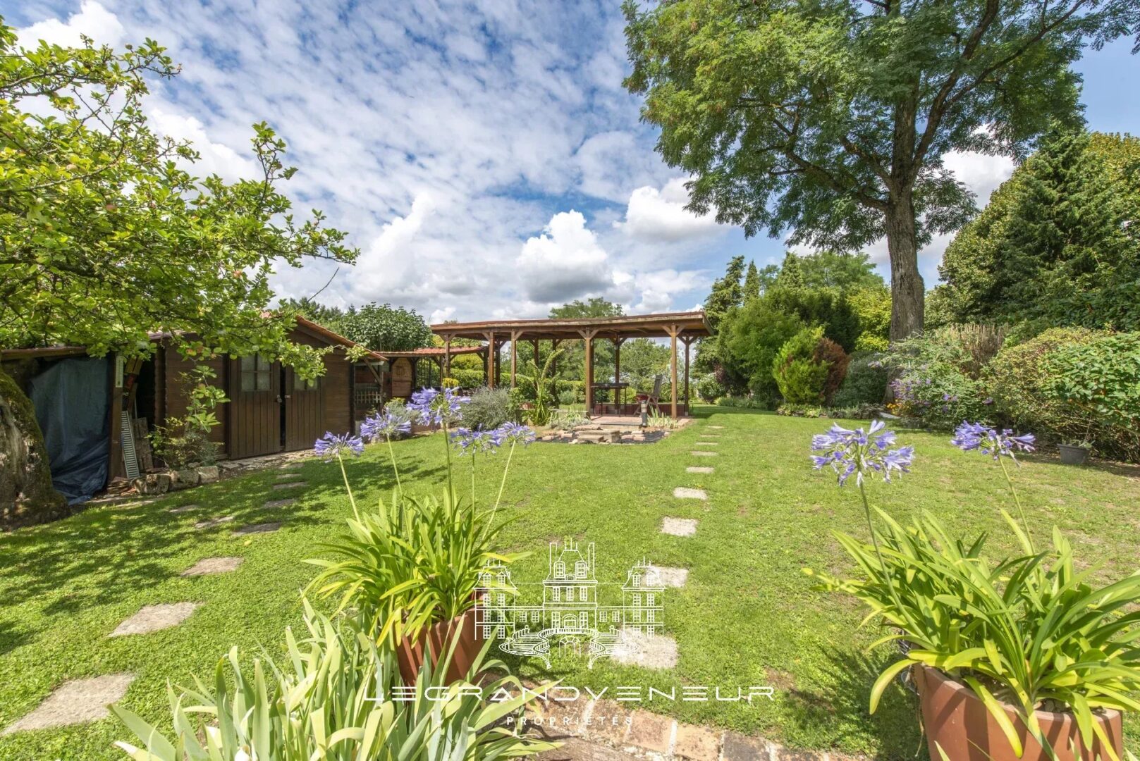 PROCHE NEMOURS – À FROMONT – AUTHENTIQUE PROPRIÉTÉ DE 285M²- 7 CHAMBRES AVEC GÎTE INDÉPENDANT ET BUREAU/ATELIER,  ÉDIFIÉE SUR PARC CLOS ET PAYSAGER DE 1994M²