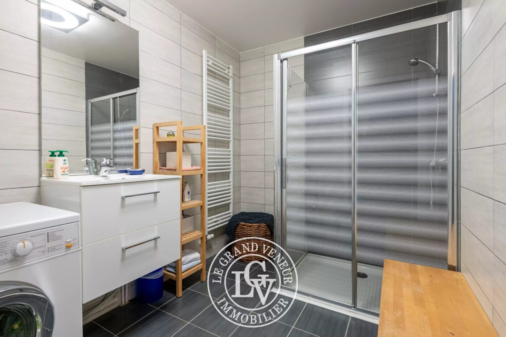 FONTAINEBLEAU – ÉLÉGANT APPARTEMENT DE 93M2 AVEC TERRASSE, JARDIN ET STATIONNEMENT PRIVATIFS DANS RÉSIDENCE RÉCENTE ET SÉCURISÉE – 2 CHAMBRES