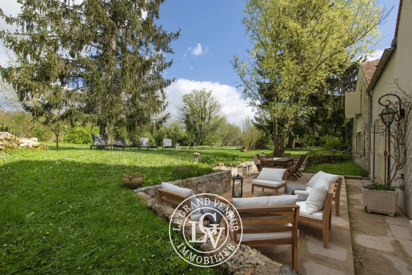SOUS PROMESSE – CHARMANTE MAISON EN PIERRE ET SON JARDIN BUCCOLIQUE