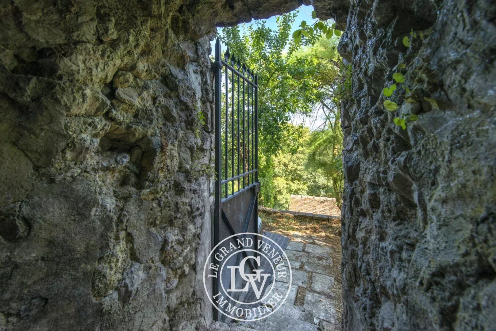 CHATEAU LANDON – 35 MIN SUD FONTAINEBLEAU – MAISON DE CARACTÈRE DE 168 M² AVEC VUE IMPRENABLE