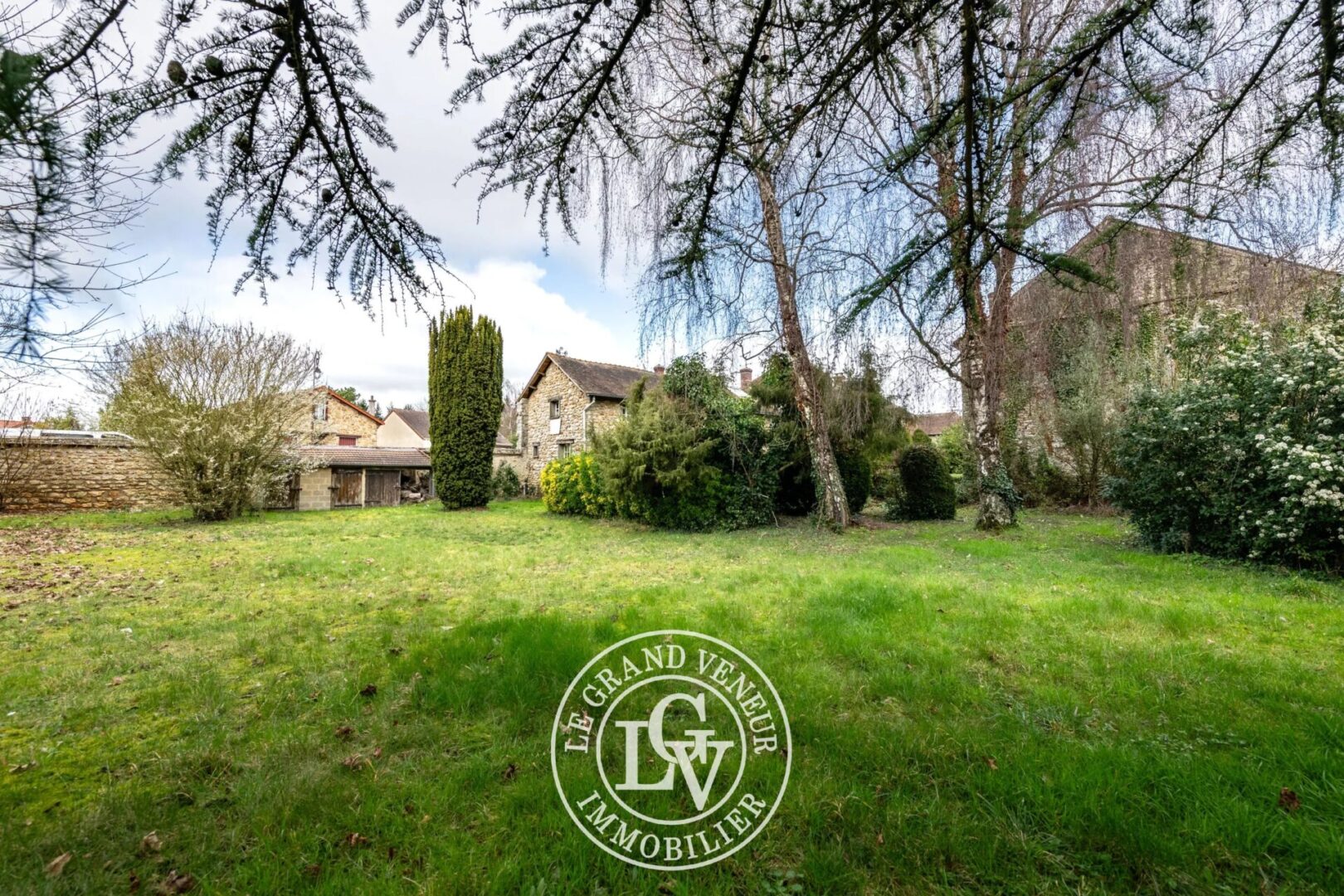 4MN DE BARBIZON – À PERTHES-EN-GÂTINAIS- AUTHENTIQUE LONGÈRE 386M² – GRANGE 100M² AU SOL – CAVE VOUTÉE – JARDIN CLOS 2000M²