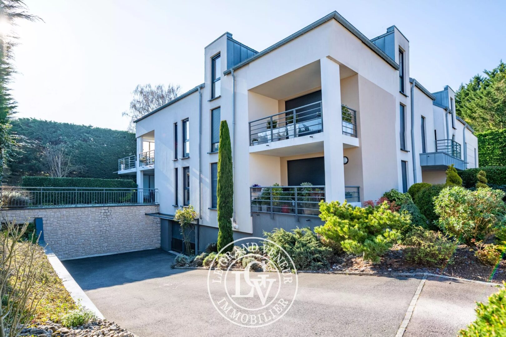 FONTAINEBLEAU – ÉLÉGANT APPARTEMENT DE 93M2 AVEC TERRASSE, JARDIN ET STATIONNEMENT PRIVATIFS DANS RÉSIDENCE RÉCENTE ET SÉCURISÉE – 2 CHAMBRES