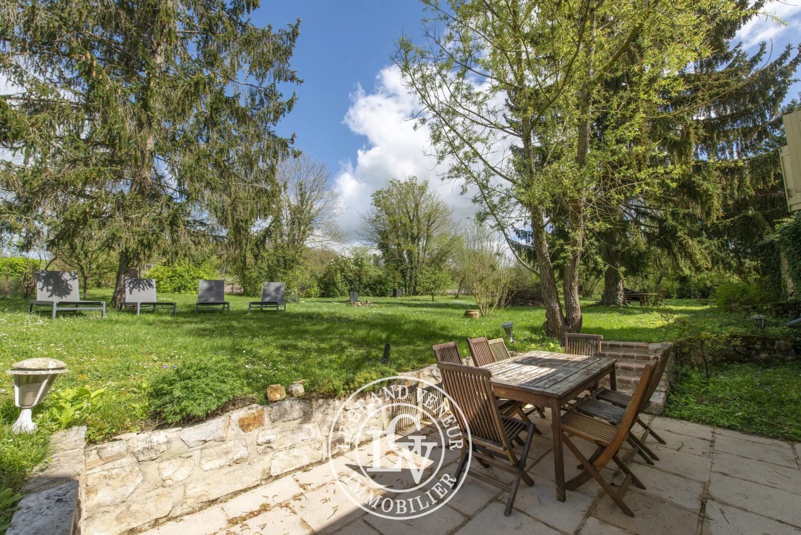 SOUS PROMESSE – CHARMANTE MAISON EN PIERRE ET SON JARDIN BUCCOLIQUE
