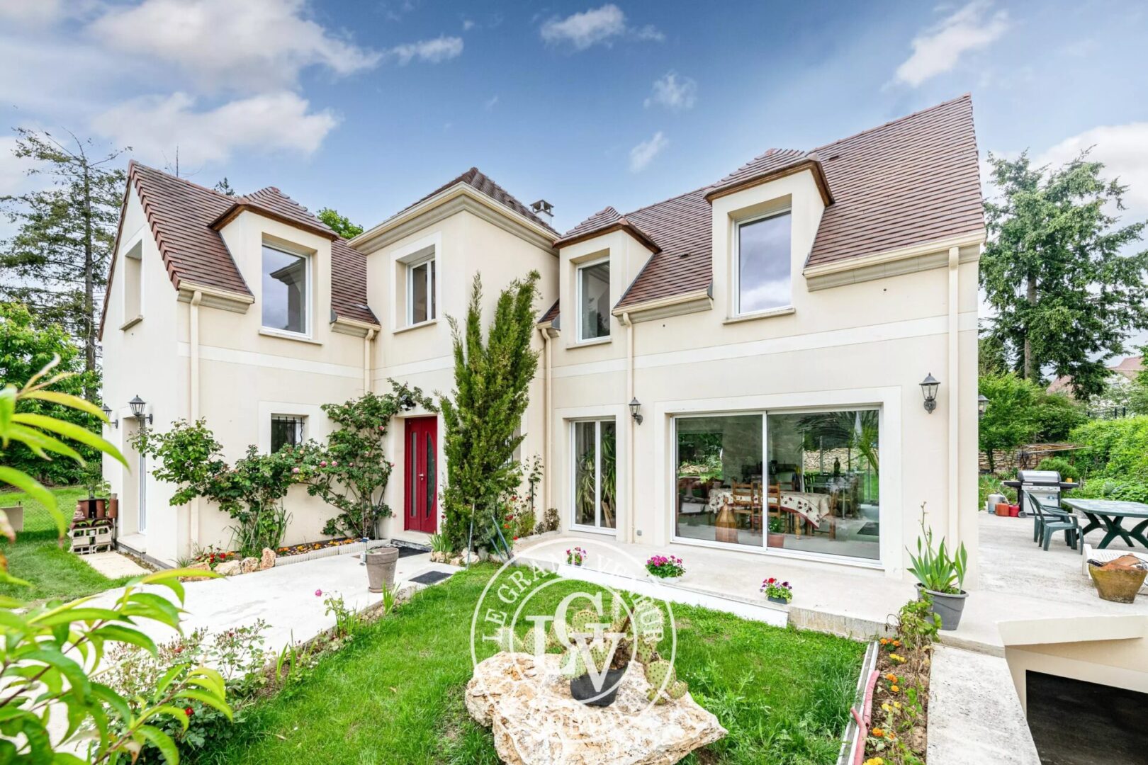 À 8MN DE MELUN – À MOISENAY – VILLA CONTEMPORAINE DE 205M² – 6 CHAMBRES – SOUS SOL TOTAL – JARDIN PAYSAGER DE 1045M²