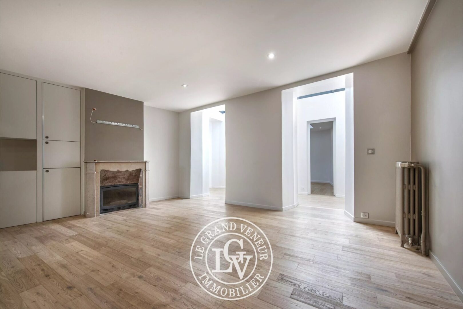 FONTAINEBLEAU – APPARTEMENT SPACIEUX DE 182 M² AVEC PATIO