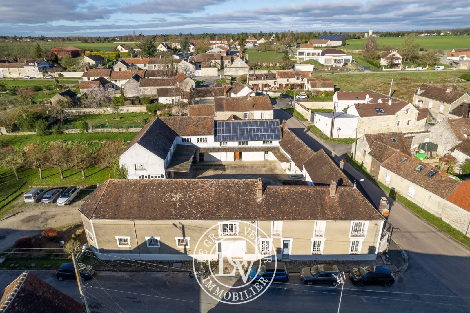 PROCHE MILLY LA FORÊT – ENSEMBLE IMMOBILIER MIXTE : MAISON D&rsquo;HABITATION – LOCAUX PROFESSIONNELS – BUREAUX – GARAGES – SOIT 1015M² DE SURFACES EXPLOITABLES