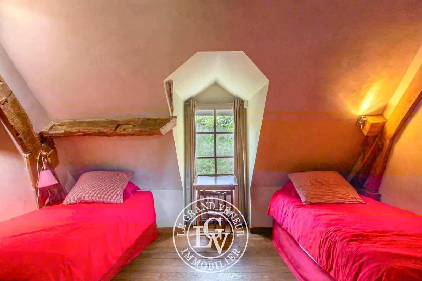 PROCHE FONTAINEBLEAU – DORMELLES – MAISON DE CHARME ET SA GRANGE SUR UN GRAND TERRAIN DE 3 600 M²