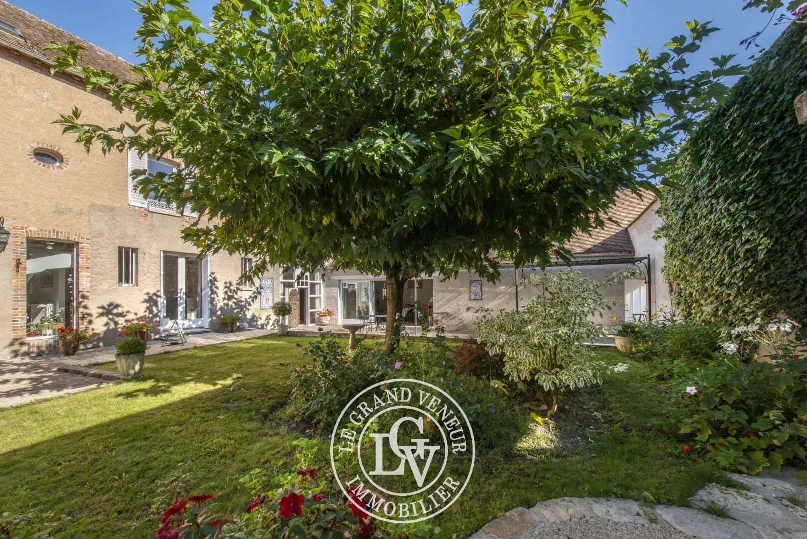 A 25 MINS AU SUD DE FONTAINEBLEAU – PROPRIETE DE CHARME AUX VOLUMES GENEREUX