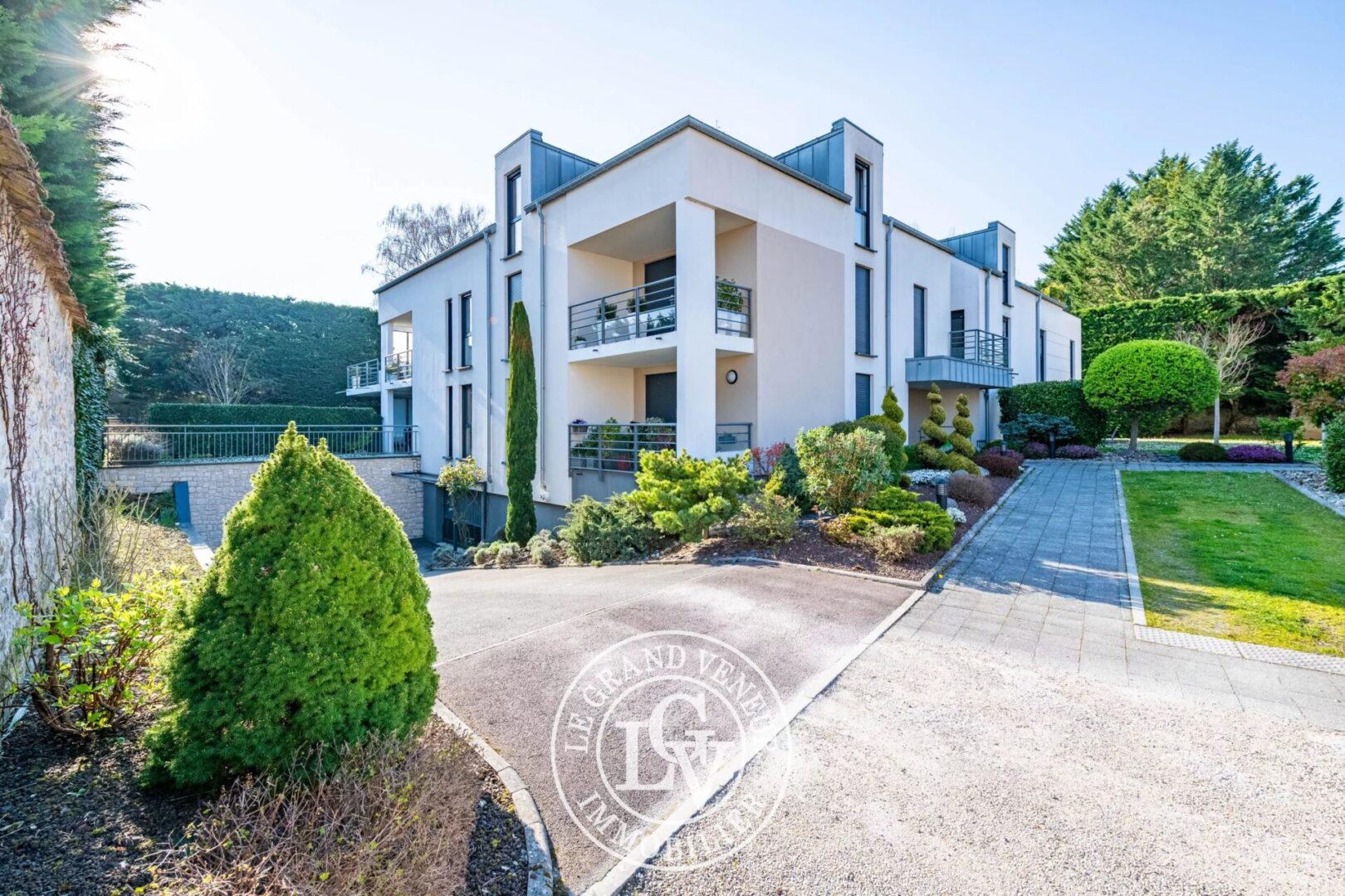FONTAINEBLEAU  – ÉLÉGANT APPARTEMENT DE 93M2 AVEC TERRASSE, JARDIN ET STATIONNEMENT PRIVATIFS DANS RÉSIDENCE RÉCENTE ET SÉCURISÉE – 2 CHAMBRES