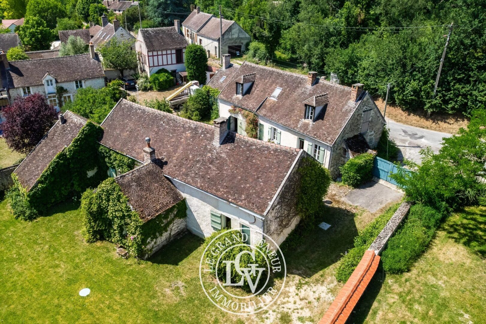 20MN DE FONTAINEBLEAU – À DORMELLES- DEUX FERMETTES 235M² HABITABLES – 8 CHAMBRES – JARDIN CLOS 1809M²