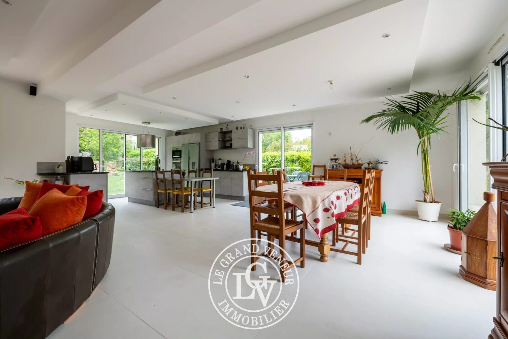 À 8MN DE MELUN – VILLA CONTEMPORAINE DE 205M² – 6 CHAMBRES – SOUS SOL TOTAL – JARDIN PAYSAGER DE 1045M²