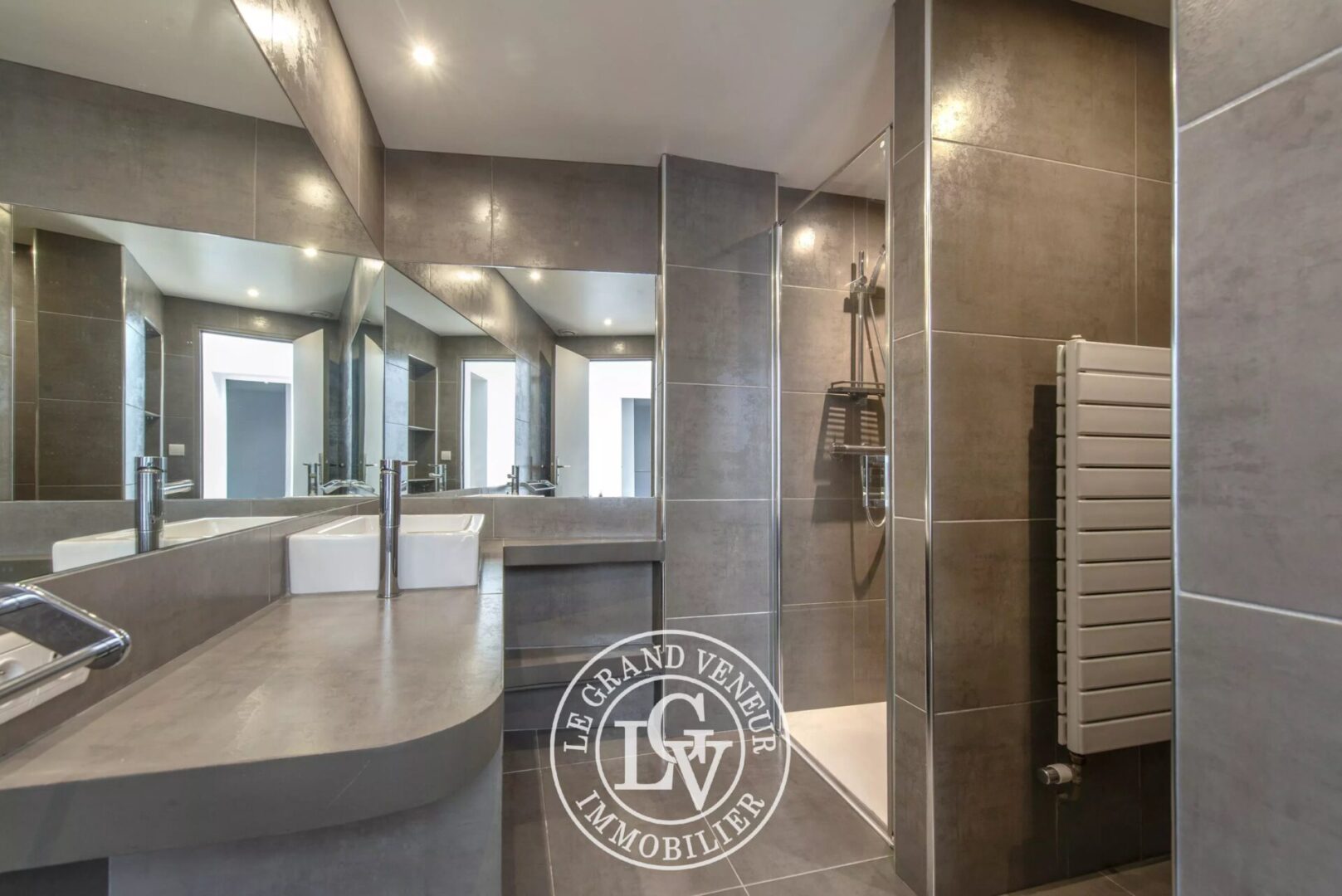 FONTAINEBLEAU – APPARTEMENT SPACIEUX DE 182 M² AVEC PATIO