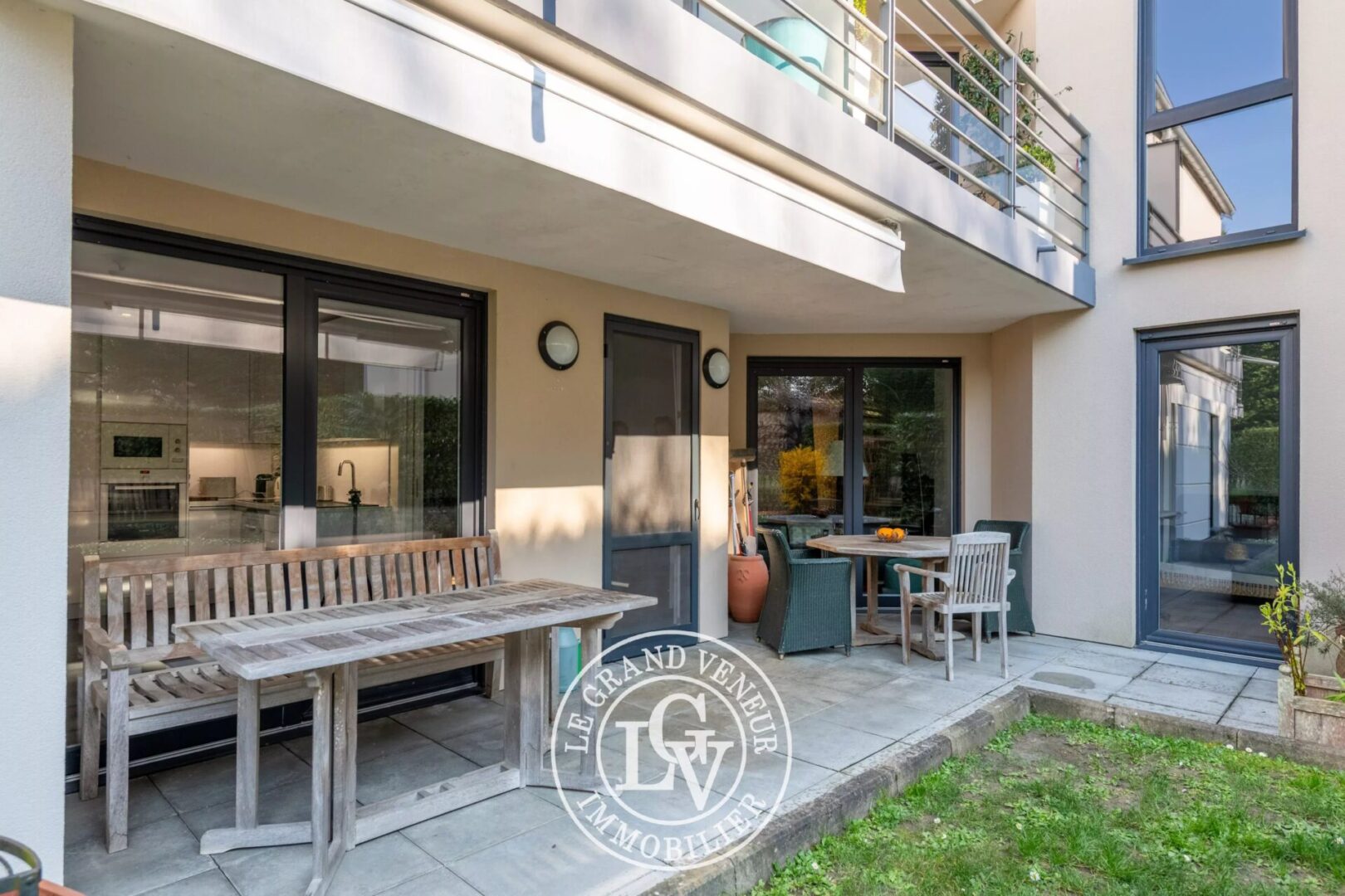 FONTAINEBLEAU – ÉLÉGANT APPARTEMENT DE 93M2 AVEC TERRASSE, JARDIN ET STATIONNEMENT PRIVATIFS DANS RÉSIDENCE RÉCENTE ET SÉCURISÉE – 2 CHAMBRES