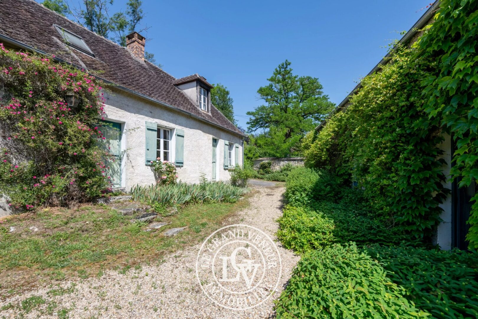 20MN DE FONTAINEBLEAU – À DORMELLES- DEUX FERMETTES 235M² HABITABLES – 8 CHAMBRES – JARDIN CLOS 1809M²